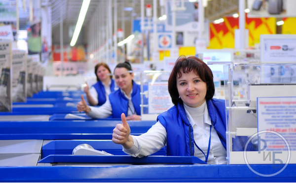 Кассир-продавец работает в первую очередь с людьми